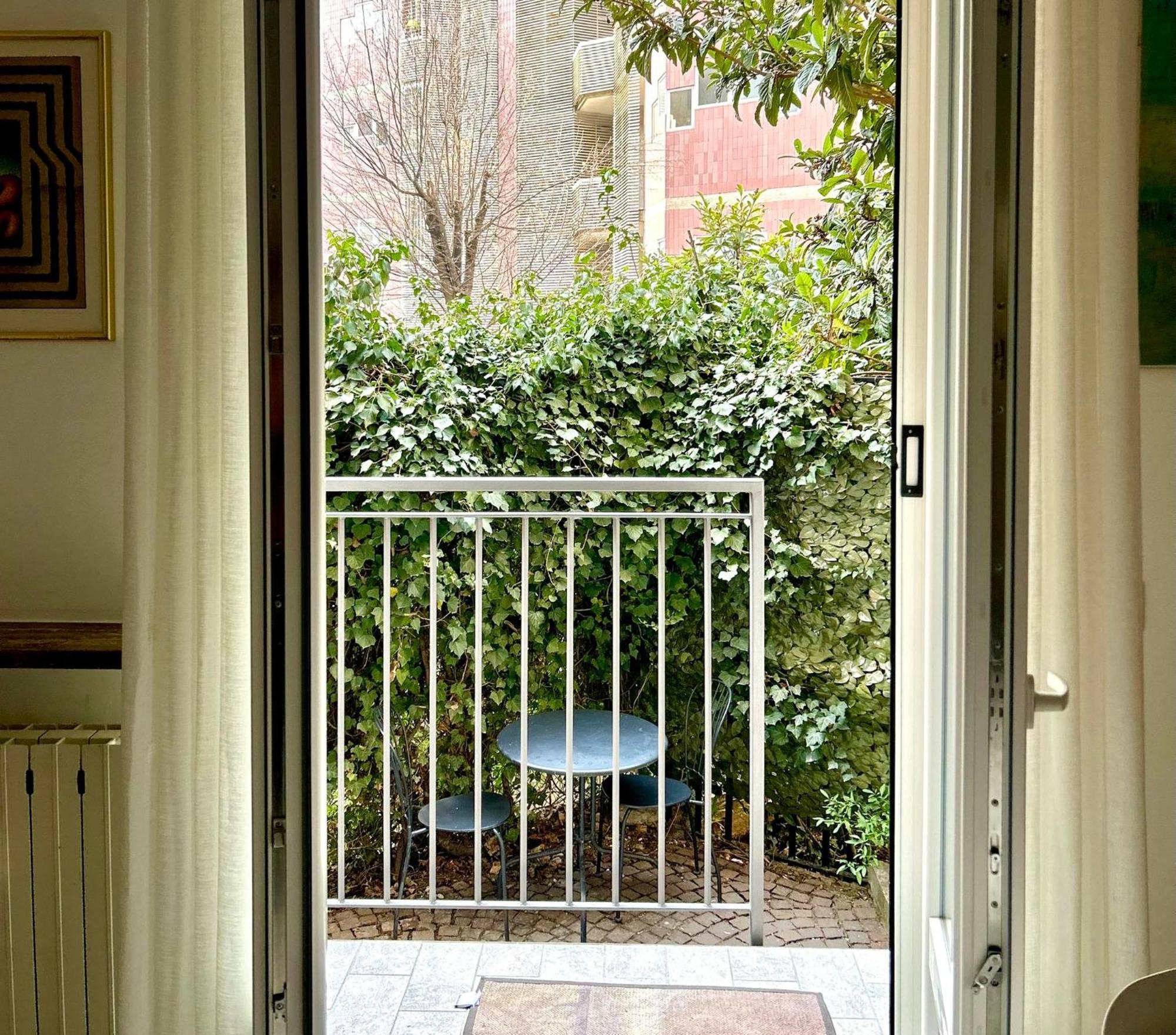 Lovely 2 Room Apartment With Small Garden Milão Exterior foto