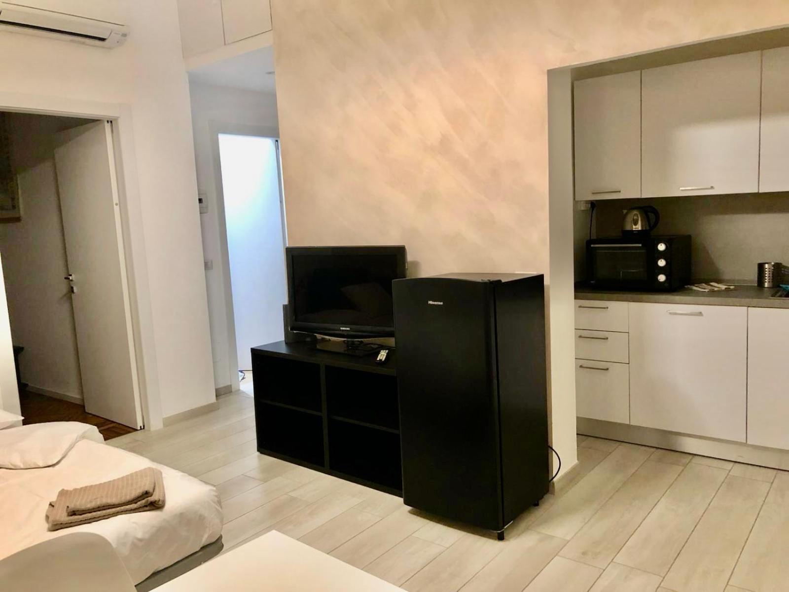 Lovely 2 Room Apartment With Small Garden Milão Exterior foto