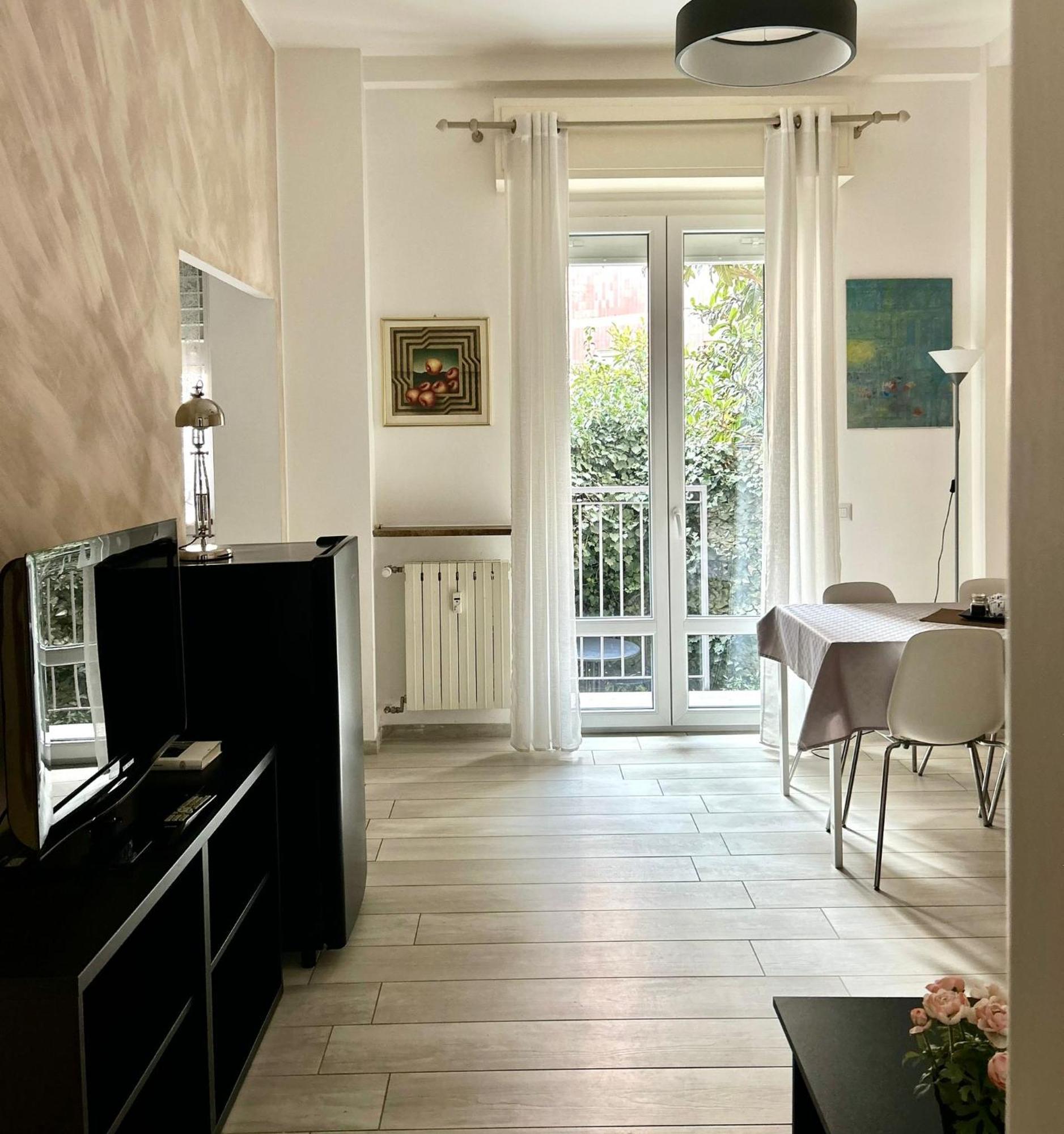 Lovely 2 Room Apartment With Small Garden Milão Exterior foto